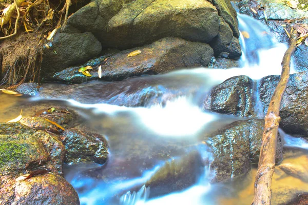 Hermosa Cascada Sobre Fondo Naturaleza —  Fotos de Stock