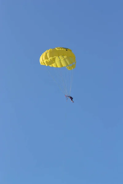 Der Fallschirmspringer Fliegt Unter Freiem Himmel — Stockfoto