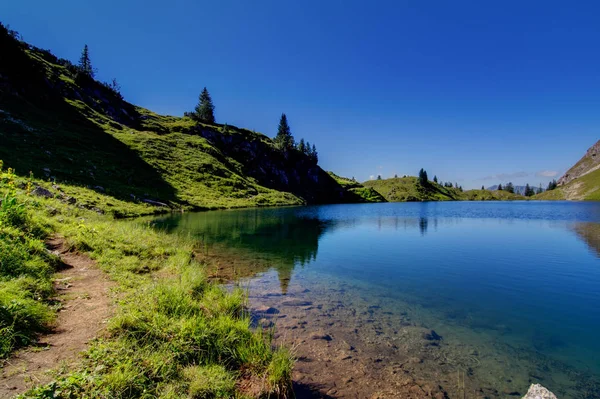 Lago Alpino Nas Altas Montanhas — Fotografia de Stock