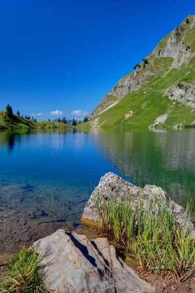 Danau Pegunungan Dengan Tepian — Stok Foto