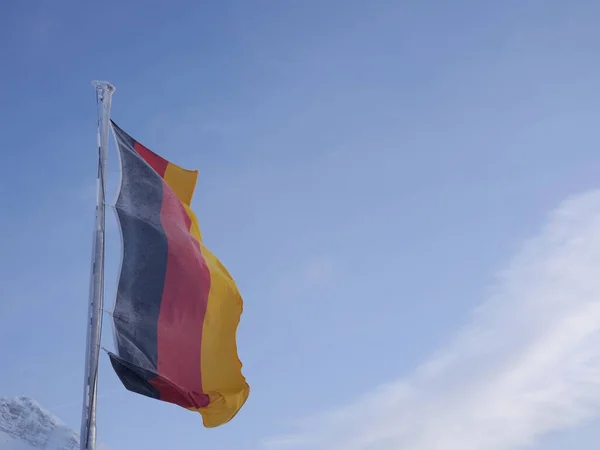 Una Bandera Helada Alemania Frente Paisaje Montaña — Foto de Stock