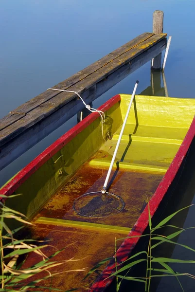 Старая Лодка Сетью Борту Находится Причале Тростнике Озера Нойзидл — стоковое фото