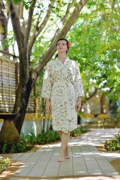 Žena Dostává Lázeňskou Léčbu Tropickém Resortu — Stock fotografie