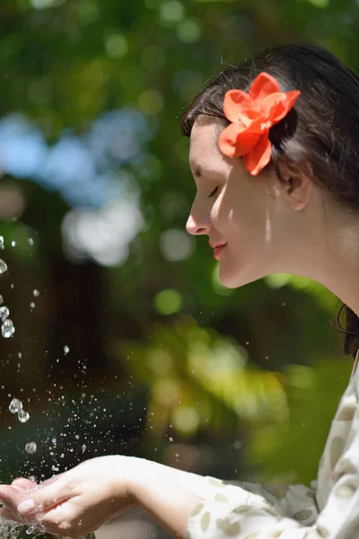 Vrouw Krijgt Spa Behandeling Tropisch Resort — Stockfoto