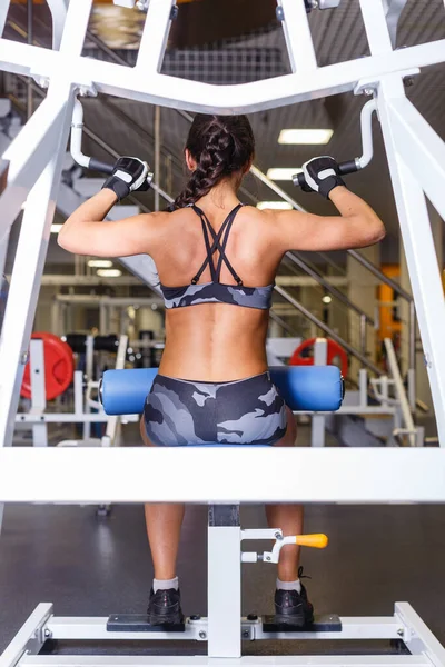 体育館のパワートレーニング装置の練習をするスポーツ女性 — ストック写真