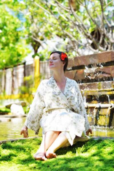 Mujer Recibiendo Tratamiento Spa Resort Tropical —  Fotos de Stock