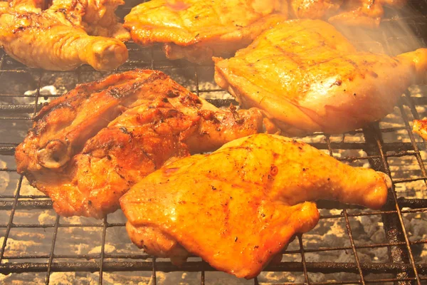 Gegrillte Hähnchenkeule Auf Dem Flammenden Grill — Stockfoto