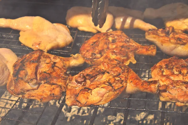 Muslo Pollo Parrilla Llamas —  Fotos de Stock