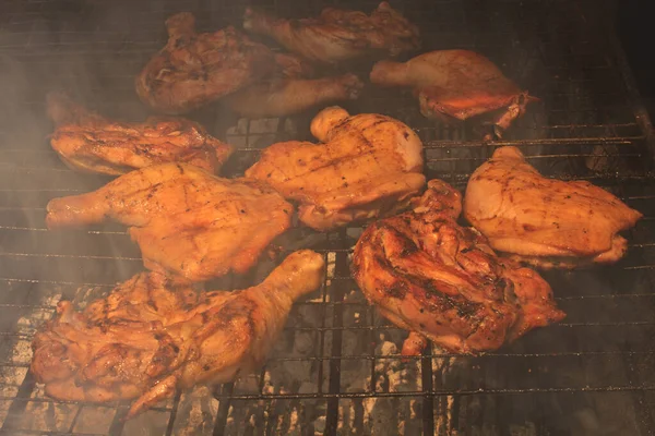 Gegrillte Hähnchenkeule Auf Dem Flammenden Grill — Stockfoto