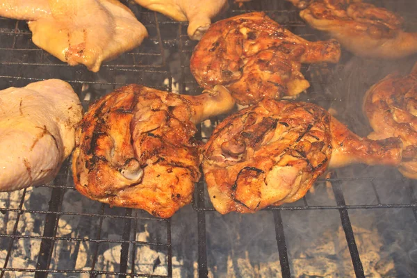 Gegrillte Hähnchenkeule Auf Dem Flammenden Grill — Stockfoto