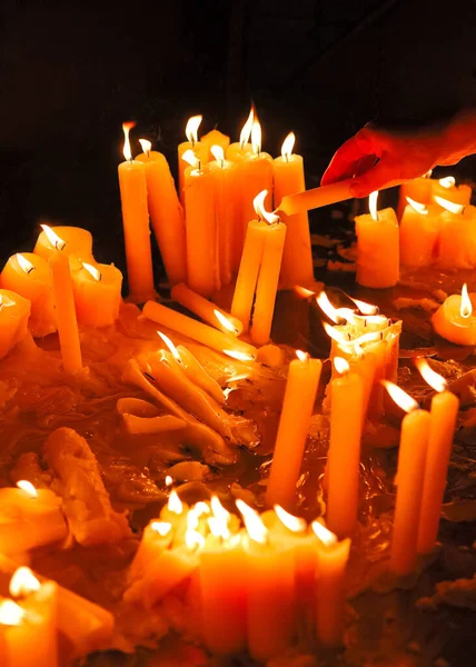 Een Hand Met Kaars Bouwt Meer Kaarsen Kerk — Stockfoto