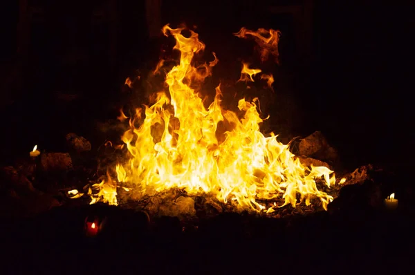 在玛雅人的祭祀仪式上 火焰和烟雾点缀了这一仪式上的火势 每个方向都点上了蜡烛 — 图库照片