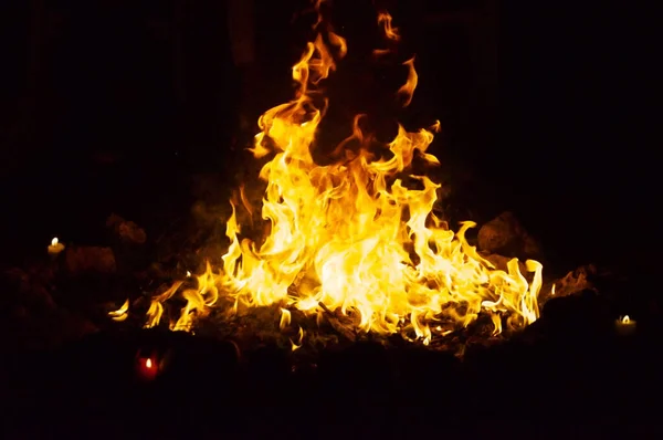 Flammor Och Rök Fyller Denna Bild Ceremoniell Brand Mayaritual Med — Stockfoto