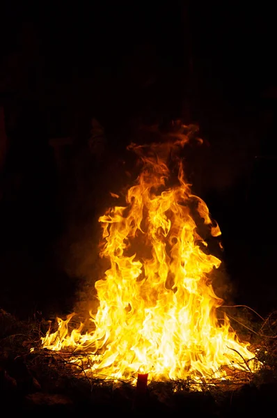 Flammen Und Rauch Erfüllen Das Bild Eines Zeremoniellen Feuers Während — Stockfoto