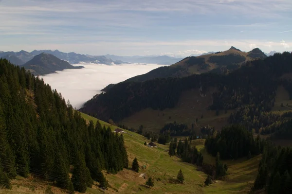 Vista Montaña Valle Nube Nublado Mañana Prado Verde Primavera Verano — Foto de Stock