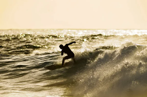Háttérvilágítás Silhouette Surfer Óceánban Naplementekor — Stock Fotó