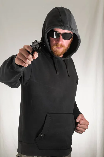 Black Dressed Young Man Con Una Pistola Mano — Foto Stock