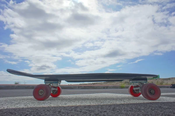 Estilo Vintage Longboard Black Skate Vazio Asfalto Desert Road — Fotografia de Stock