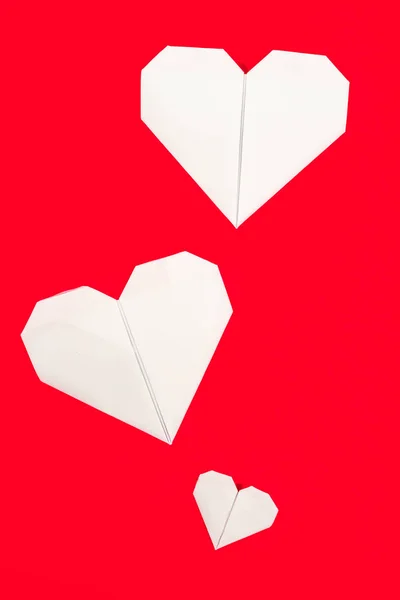 Origami Papier Herzformen Auf Rotem Hintergrund Für Valentinstag — Stockfoto