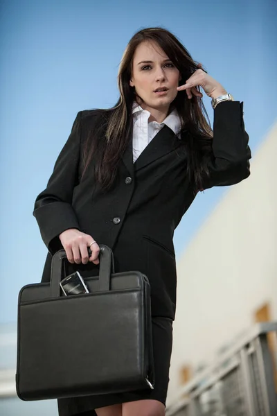 かなりファッショナブルなブルネットCaucasianビジネス女性屋外 — ストック写真