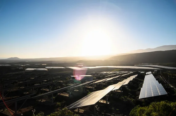 Kraftwerk Für Erneuerbare Energien Windräder Und Sonnenkollektoren — Stockfoto
