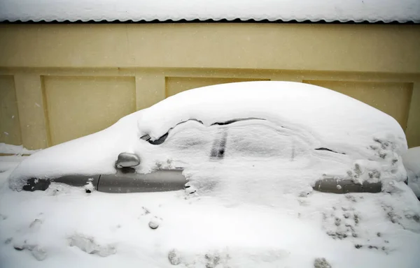 車は通りの雪で覆われている — ストック写真