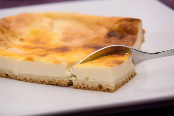 Ένα Κομμάτι Cheesecake Παρασκευασμένο Λευκό Πιάτο — Φωτογραφία Αρχείου