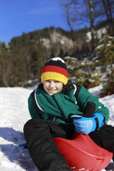 Pojke Skidrutschkana Tittar Kameran — Stockfoto