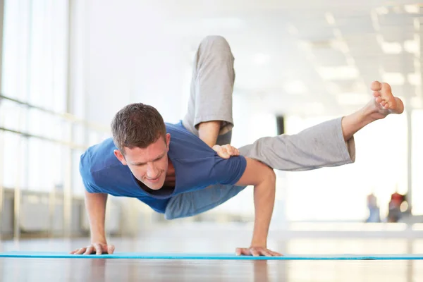 Manusia Berlatih Handstand Rumit — Stok Foto