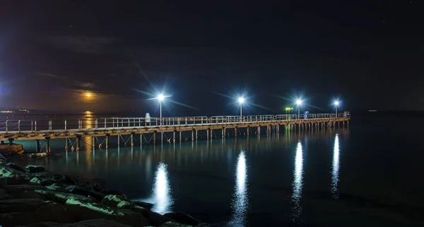 キプロスのエナエリオス地域のリマソール桟橋 水に映る海から昇る月に合わせた街の夜景 — ストック写真