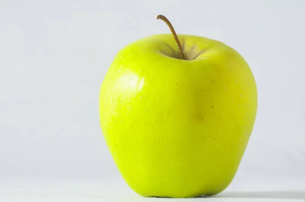 Sehr Reifer Gesunder Apfel Auf Weißem Hintergrund — Stockfoto