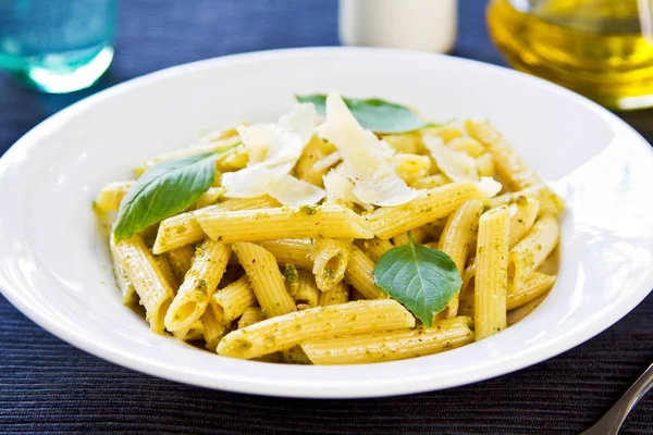 Penne Molho Pesto Com Parmesão Ralado Topo — Fotografia de Stock