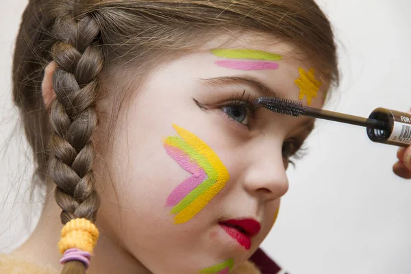 Close Van Een Jonge Vrouw Met Een Borstel — Stockfoto