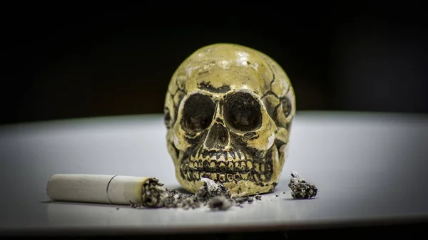 Cráneo Con Cigarrillo Quemado —  Fotos de Stock