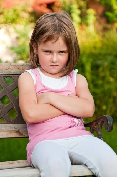 Openlucht Portret Van Klein Schattig Meisje Met Beledigd Look — Stockfoto