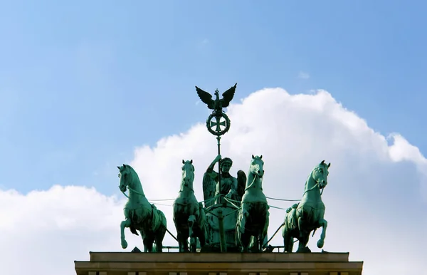 Quadriga Bramie Brandenburskiej Dawnej Bramie Miejskiej Jednym Głównych Symboli Berlina — Zdjęcie stockowe