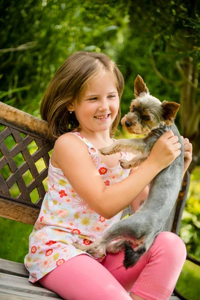 Criança Sorridente Feliz Brincando Com Seu Animal Estimação Livre Quintal — Fotografia de Stock