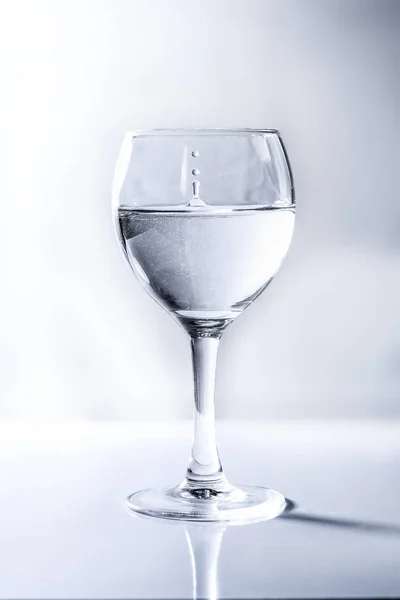 Glas Wein Auf Weißem Hintergrund — Stockfoto