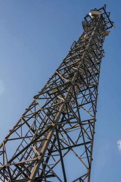 蓝天下配备天线的电信塔 — 图库照片