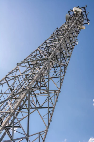 Телекоммуникационная Башня Антеннами Голубом Небе — стоковое фото