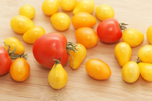 Tomatoes Duck Wooden Base — Stok fotoğraf