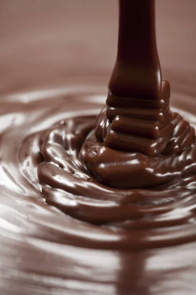 Chocolate Líquido Caindo Uma Pilha — Fotografia de Stock