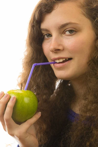 Joven Bonita Mujer Está Sosteniendo Una Manzana — Foto de Stock