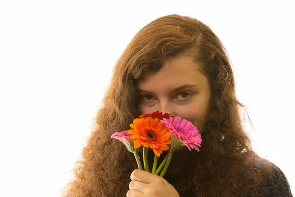 Молодая Красивая Женщина Держит Руке Букет Цветов Пахнет — стоковое фото