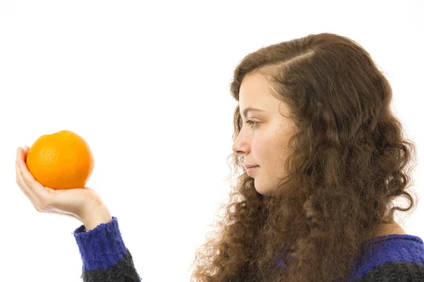 Joven Bonita Mujer Está Sosteniendo Una Manzana — Foto de Stock