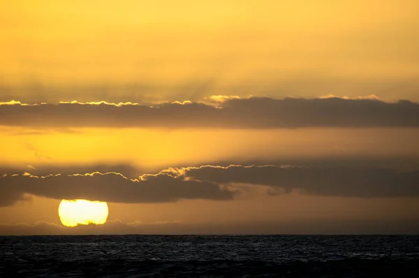 大きなオレンジ ハード太陽夕焼け海カナリア島スペイン — ストック写真