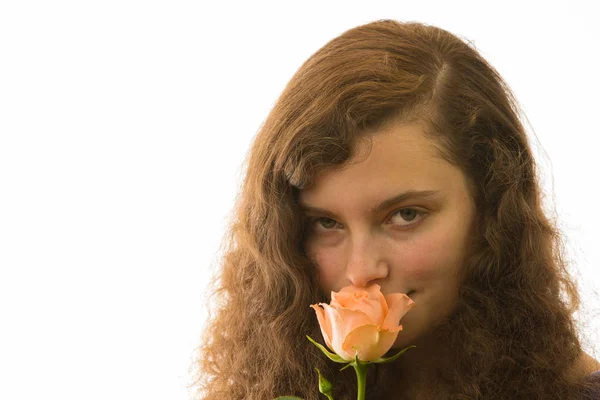 Una Joven Mujer Bonita Sostiene Una Rosa Mano Huele — Foto de Stock