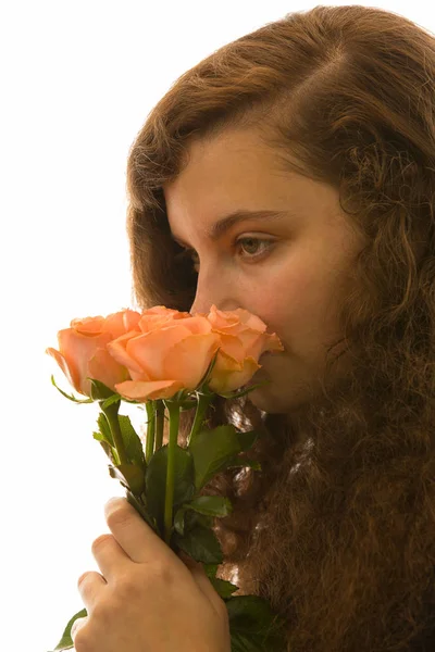 Una Joven Bonita Mujer Sosteniendo Ramo Rosas Mano Oliéndolo — Foto de Stock
