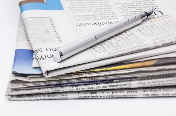 Zeitungsstapel Und Füller — Stockfoto