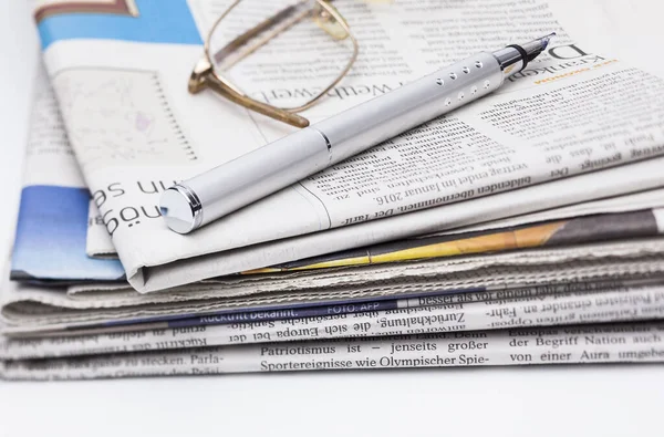 Stapel Zeitungen Und Gläser Mit Geld Auf Dem Tisch — Stockfoto